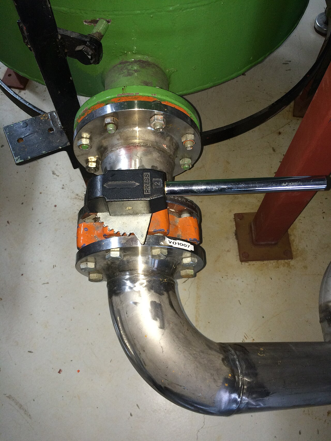 Butterfly valve on tank outlet